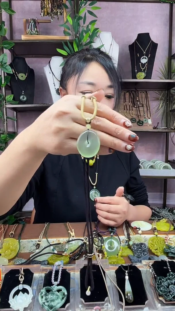 未镶嵌岫玉吊坠(赠链)未镶嵌 岫玉 吊坠(赠链