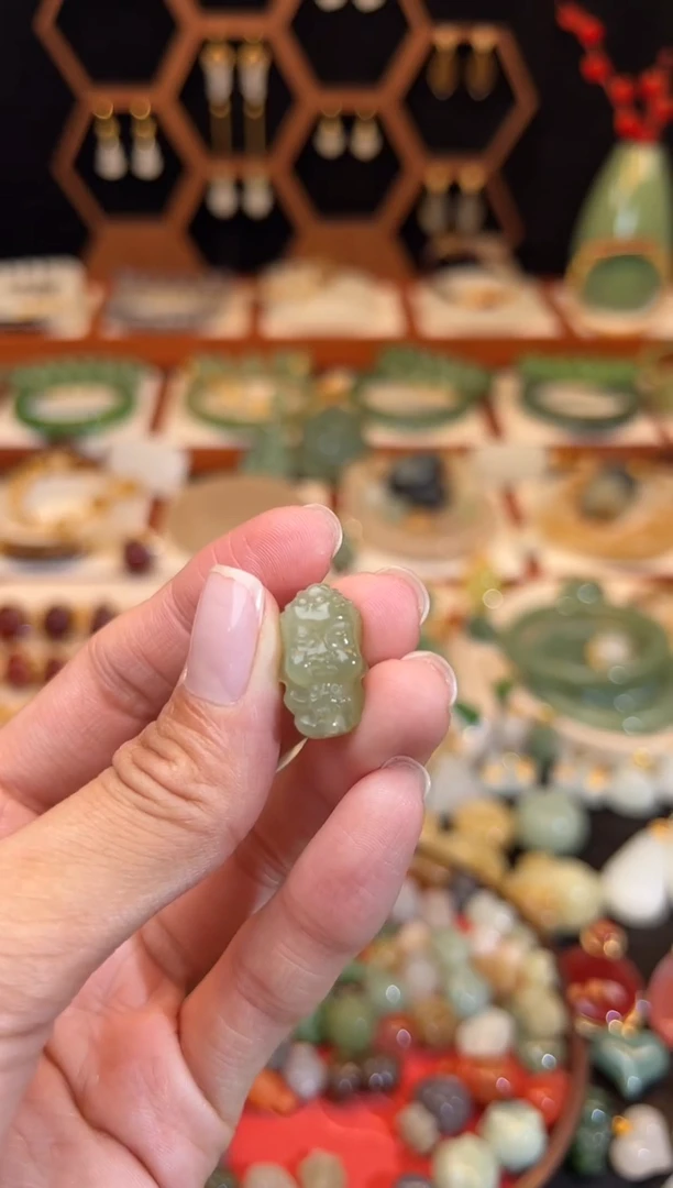 未镶嵌和田玉挂件放漏