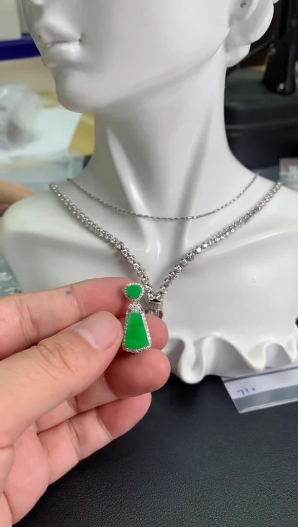 颈饰18K金镶嵌翡翠18K翡翠