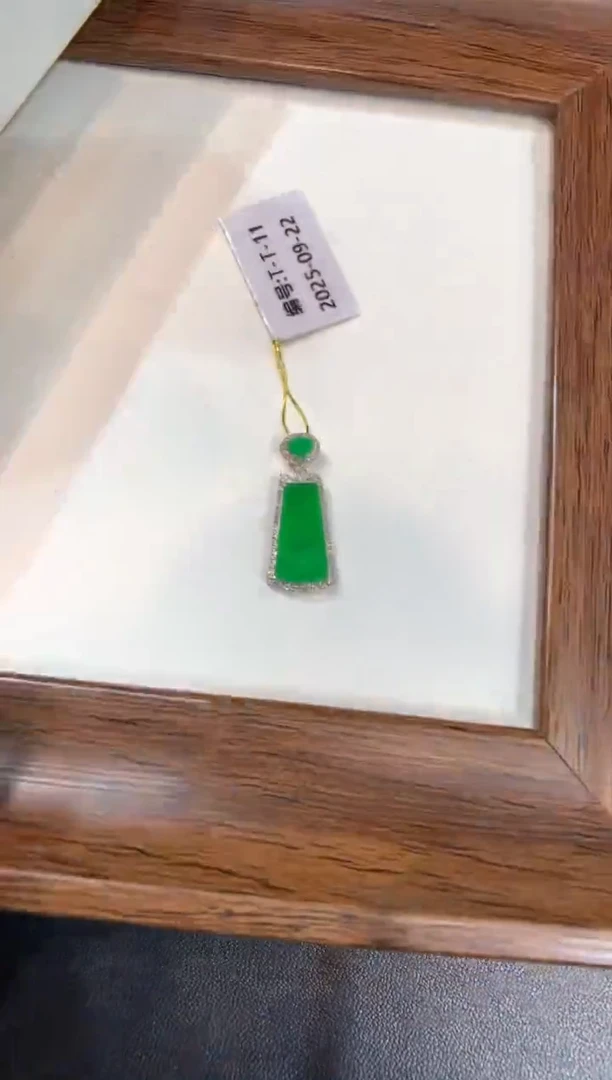 颈饰18K金镶嵌翡翠无事牌