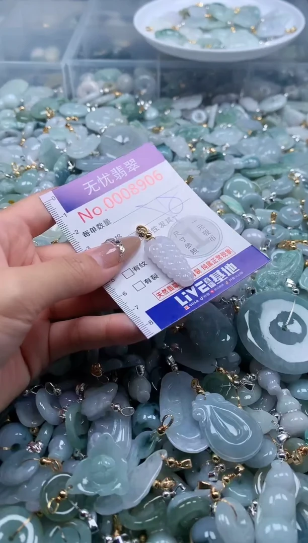 翡翠未镶嵌吊坠(不含链)8906