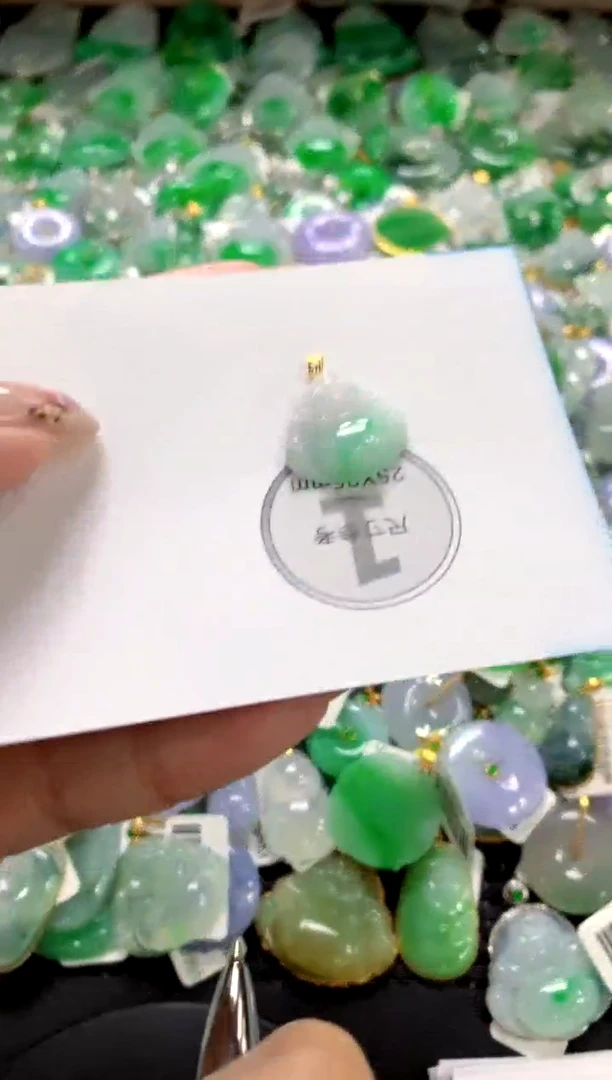 翡翠18K金镶嵌颈饰1111111111111111