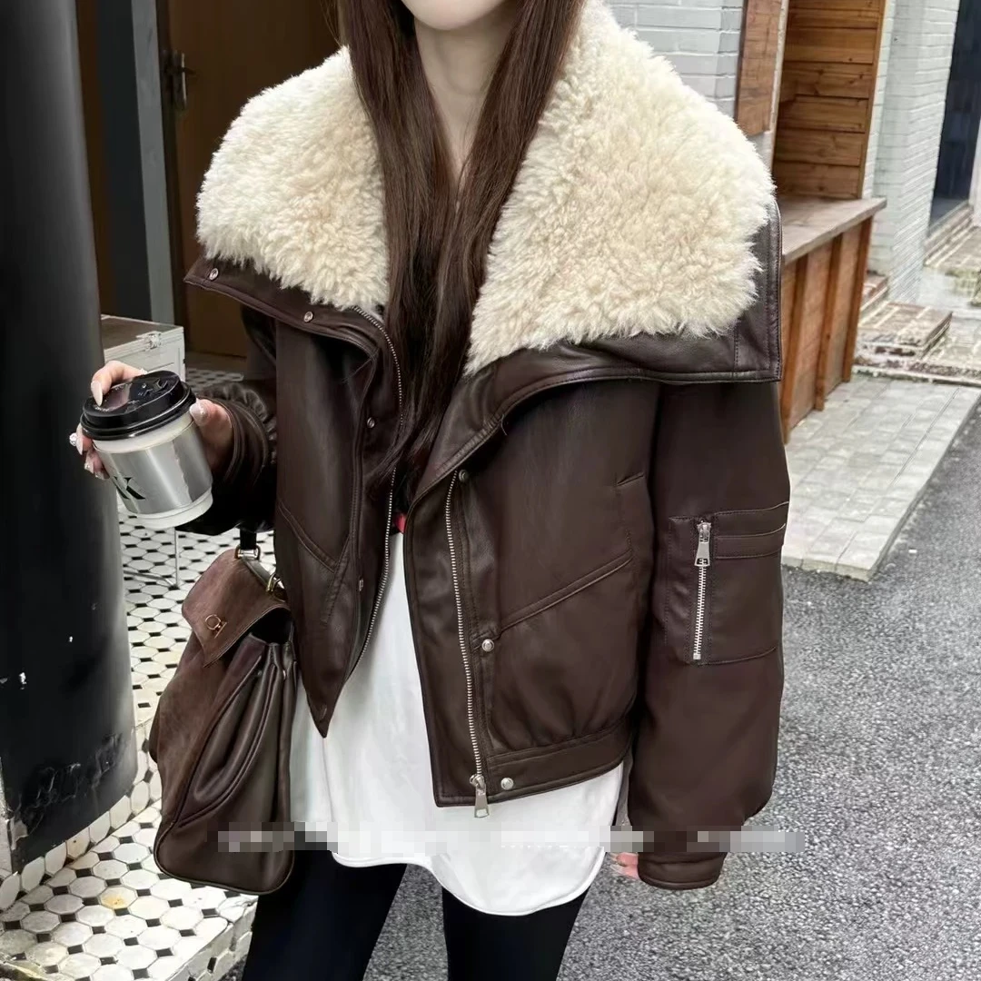 【彩丽家】冬季爆款复古大翻领时尚毛领棕色蛋白PU皮短款加绒外套