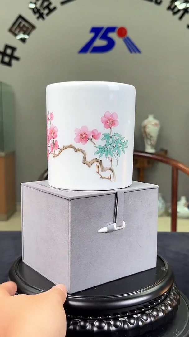 碗釉上翠竹红梅笔筒
