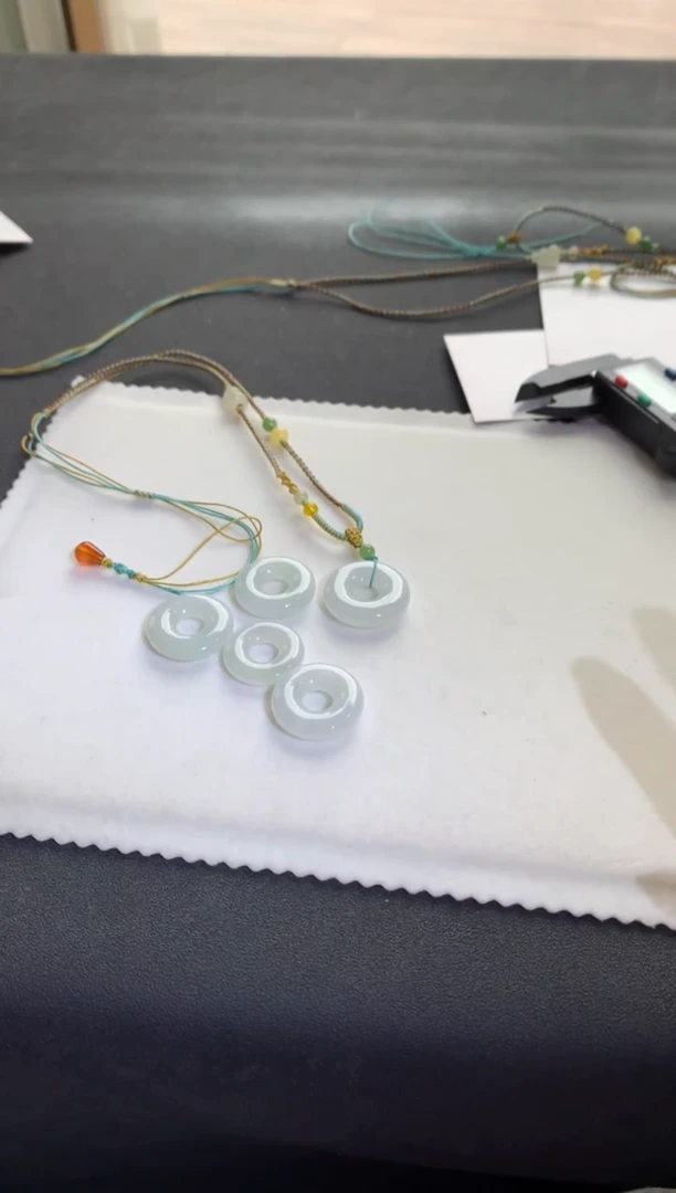 【闪购商品】翡翠挂件未镶嵌（带绳子）甜甜圈挂件F850多样性发一