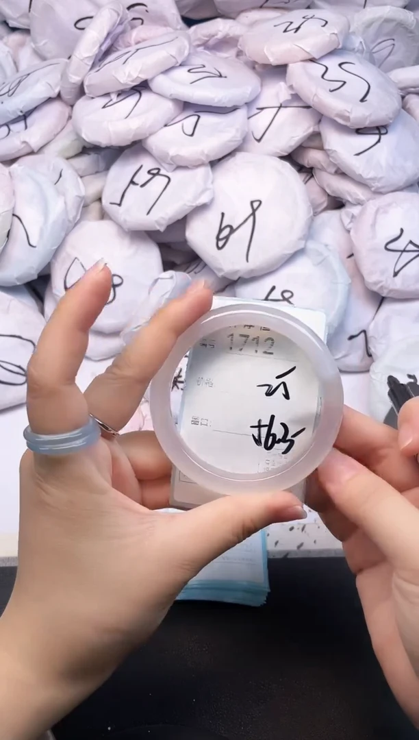 玛瑙/玉髓手镯未镶嵌1712