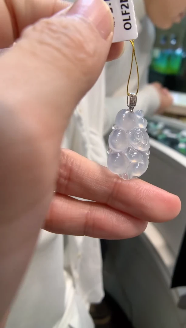 颈饰18K金镶嵌翡翠猴子