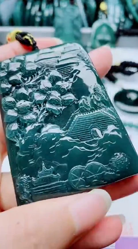 颈饰未镶嵌翡翠