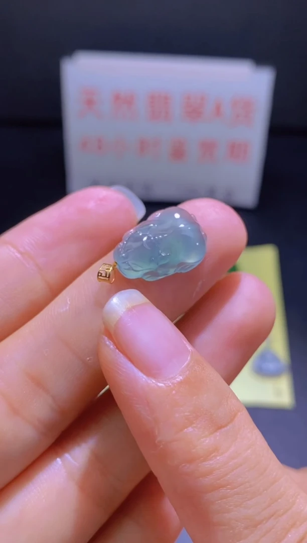 翡翠18K金镶嵌颈饰翡翠吊坠