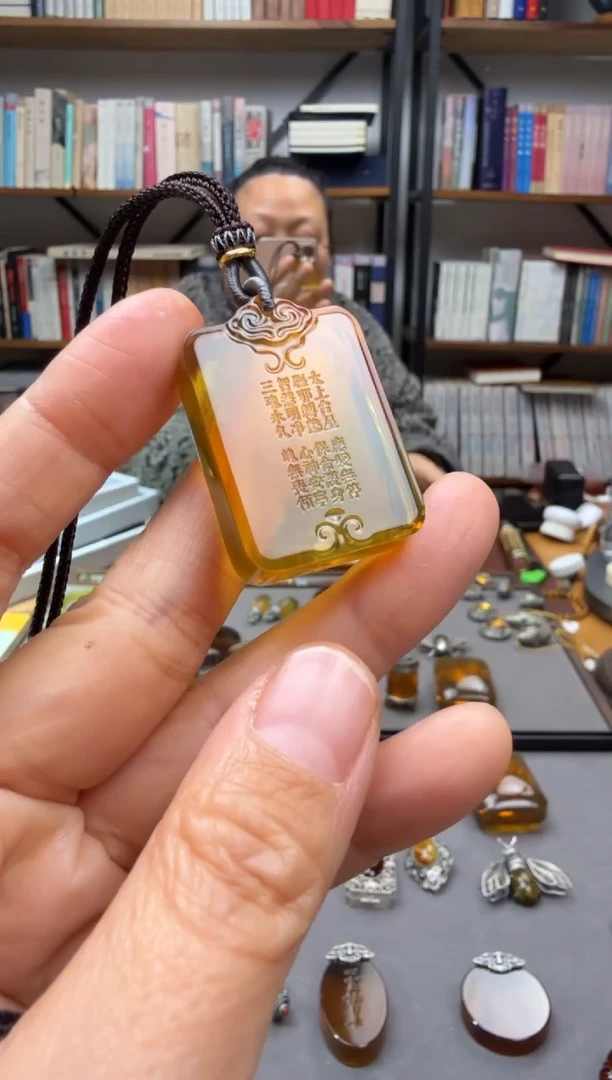 【闪购商品】琥珀颈饰未镶嵌净心神咒吊坠