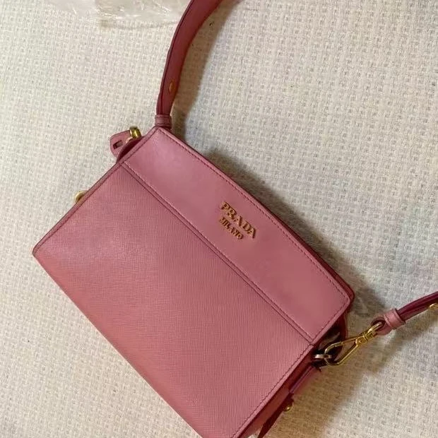 95新 Prada/普拉达 【白菜】Saffiano 粉色斜挎包/BGD401510006