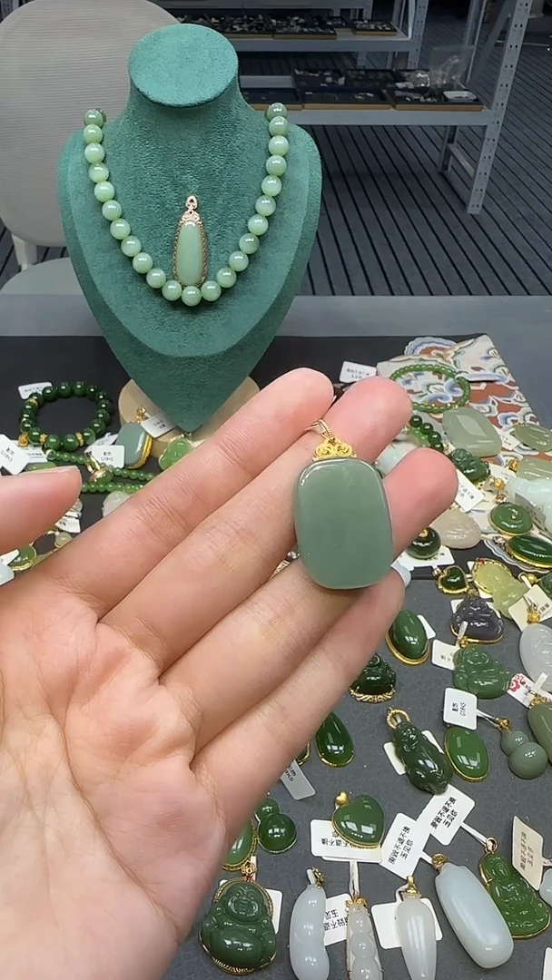 18K金镶嵌和田玉挂件1