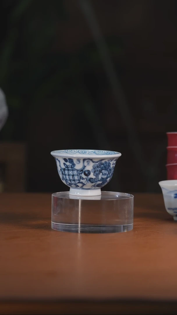 青花双狮压手杯