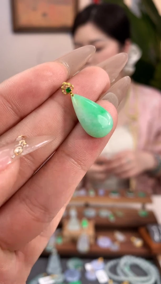 【闪购商品】翡翠吊坠(不含链)18K金镶嵌水滴