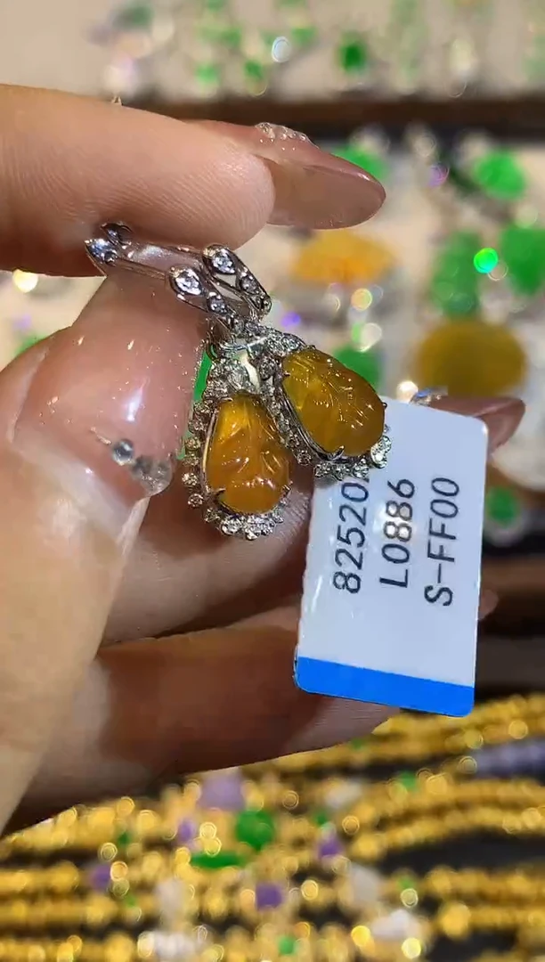 18K金镶嵌翡翠耳饰L0886多样性发其一