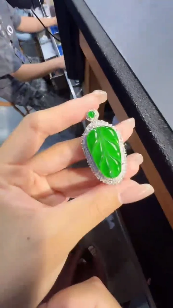 定制翡翠未镶嵌翡翠A货有轻微色差属于正常现象，叶子多样性发货1