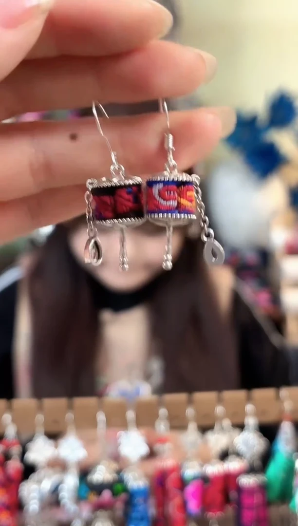 彩云南阁非遗老绣苗银饰品650