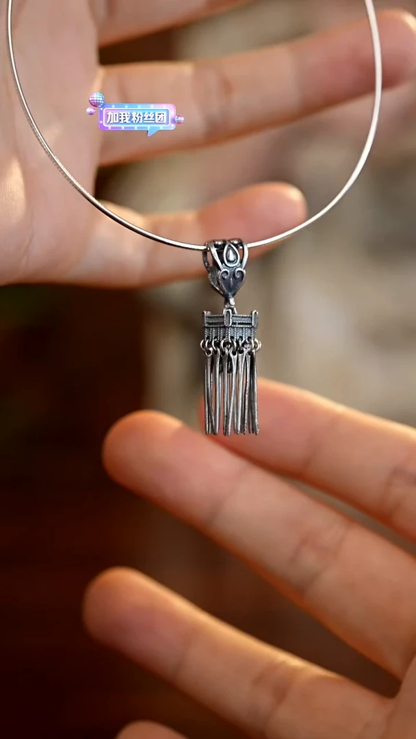 刺绣私人定制苗族手工圣女吊坠