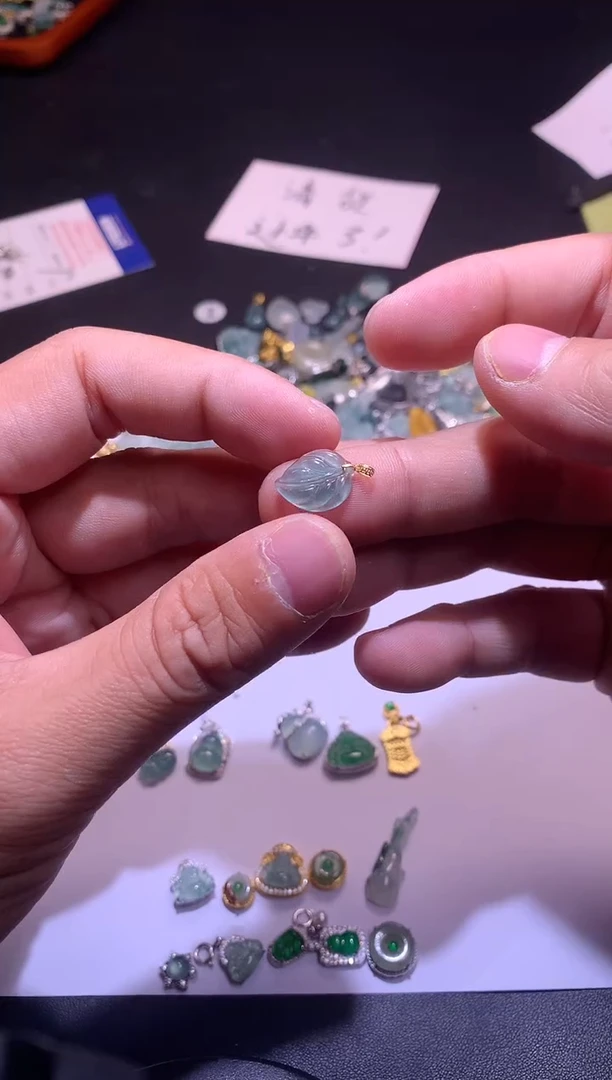 【闪购商品】翡翠吊坠(不含链)18K金镶嵌111