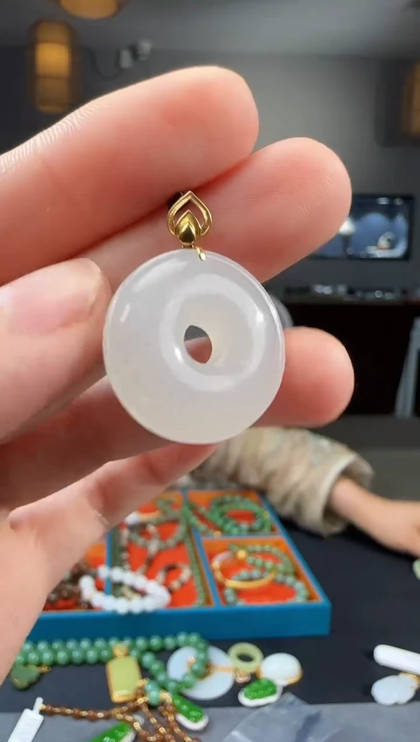 和田玉18K金镶嵌吊坠(不含链)1