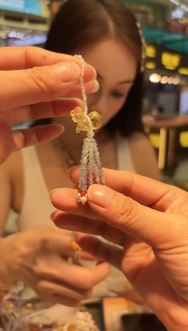 未镶嵌吊坠(不含链)琥珀  琥珀【  吊坠  】多样性发一