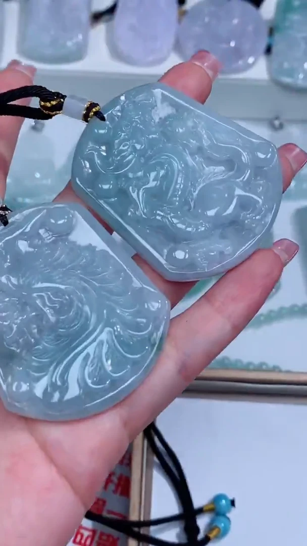 翡翠未镶嵌颈饰吊坠一对