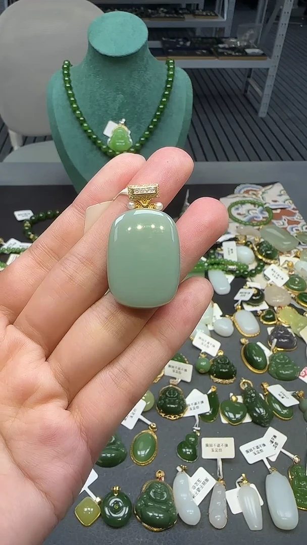 18K金镶嵌和田玉挂件1