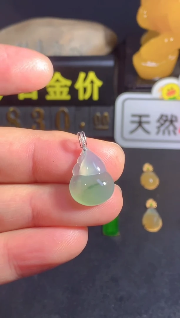 颈饰18K金镶嵌翡翠