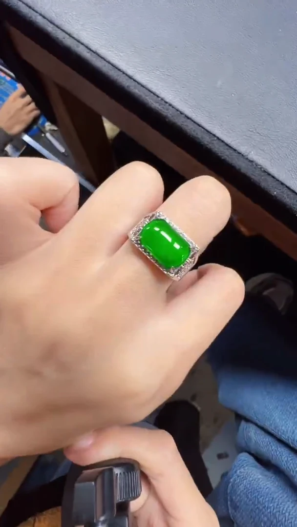 未镶嵌定制翡翠翡翠A货有轻微色差属于正常现象，戒指多样性发货1