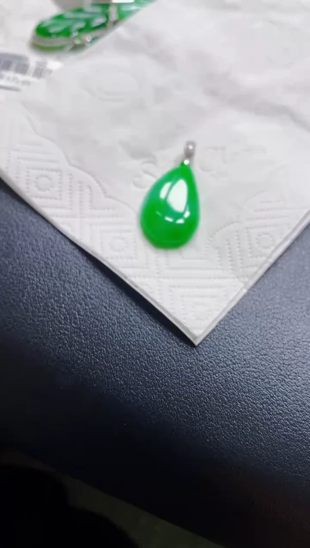 颈饰18K金镶嵌翡翠瓜