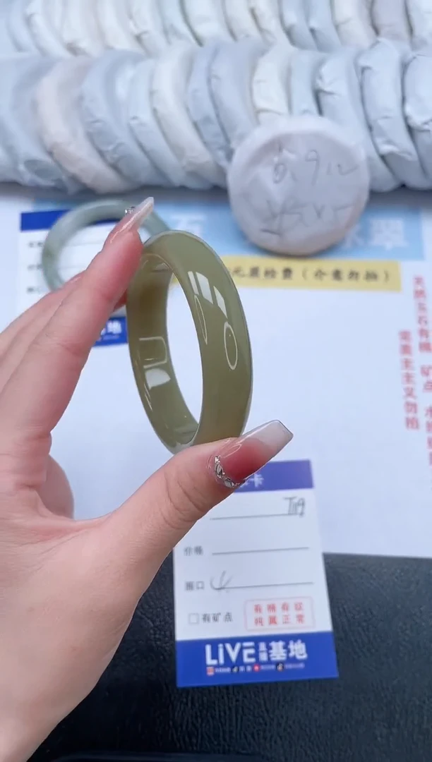 【闪购商品】石英质玉手镯未镶嵌姜黄有棉块介意勿拍！T119-53