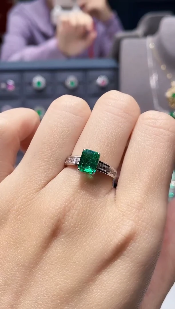 【闪购商品】祖母绿戒指18K金镶嵌1.56克拉
