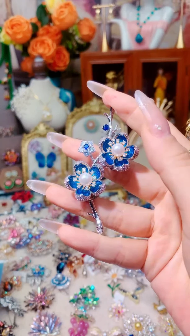大理石铁合金梅花双胸针