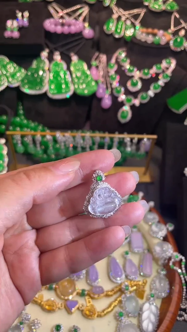 翡翠18K金镶嵌颈饰吊坠