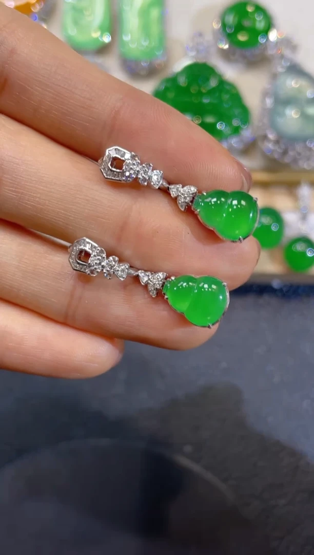 颈饰18K金镶嵌翡翠团购82