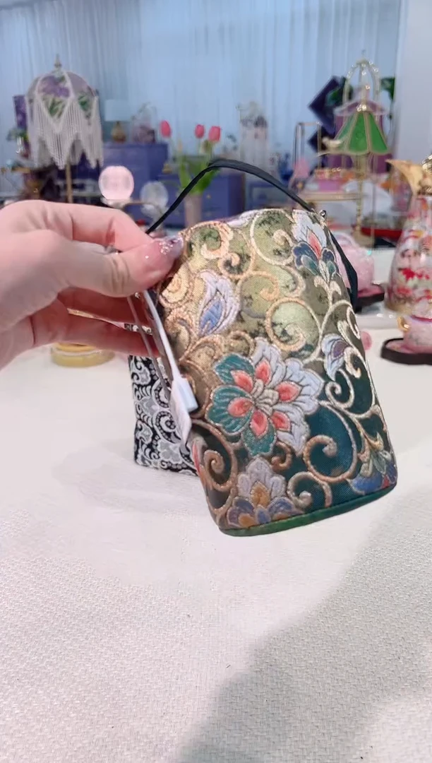 拥***?非遗高端西阵织 如图所示 保温杯套