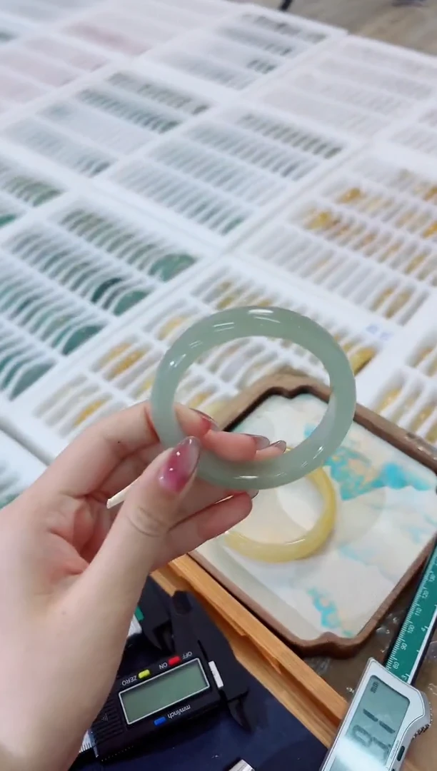 未镶嵌手镯石英质玉8-56D