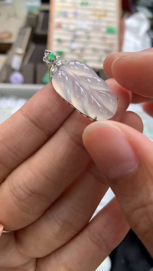 颈饰18K金镶嵌翡翠蛮?叶子