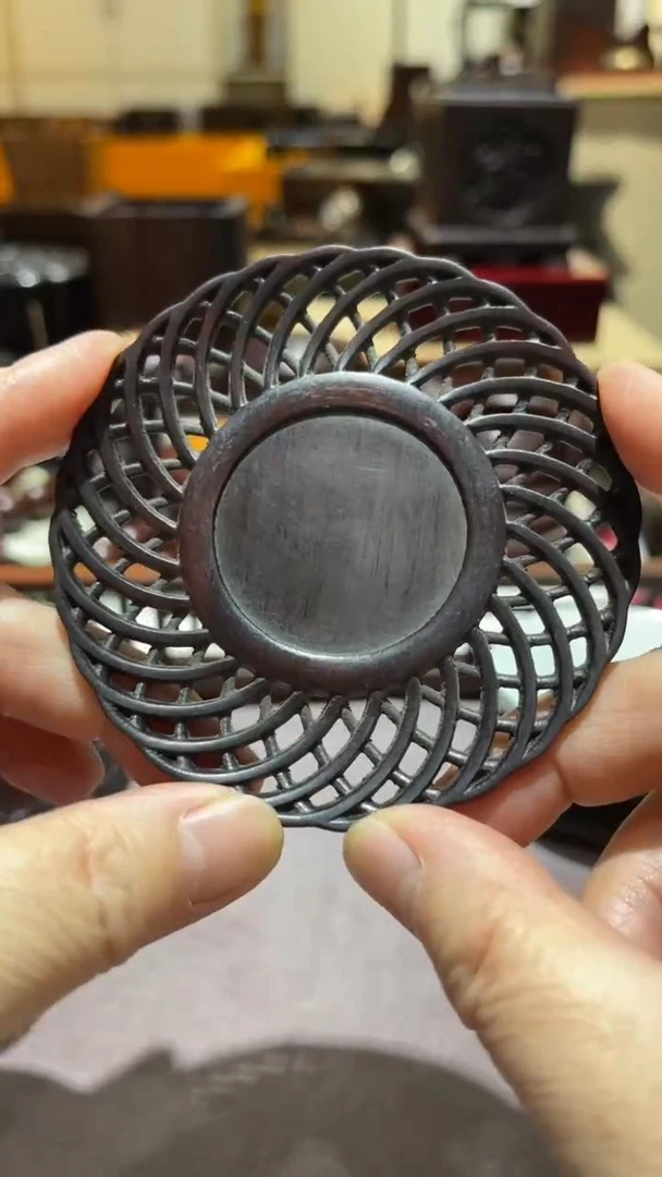 红酸枝木类精品木雕精工细作