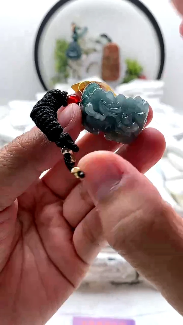 翡翠未镶嵌颈饰貔貅