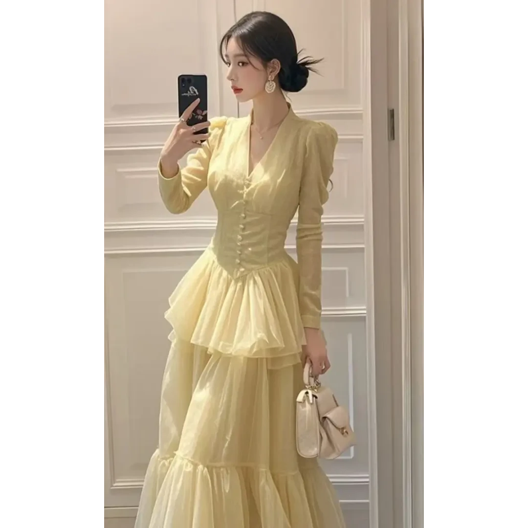 春装女款2025年新款富家千金高级感穿搭嫩黄色V领长袖蛋糕连衣裙