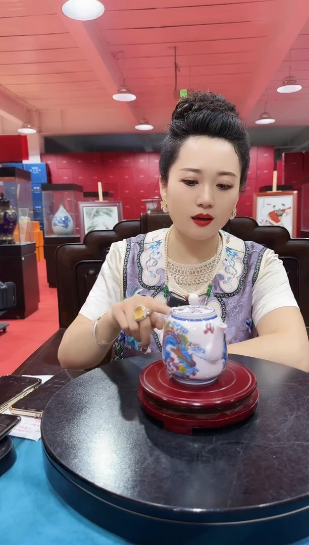 陶瓷红稀土斗彩龙凤呈祥茶壶
