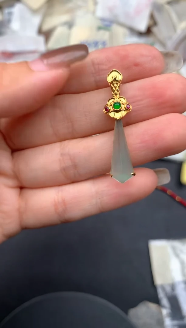 18K金镶嵌挂件翡翠一