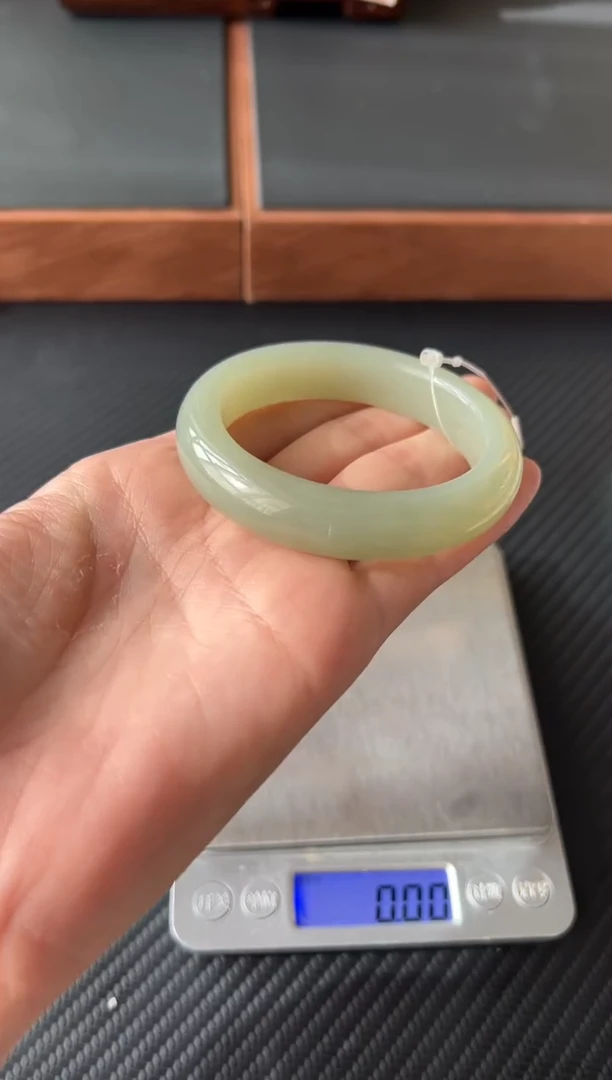 和田玉手镯未镶嵌且末微色差近矿54 L ks