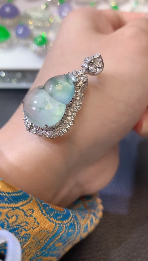 【闪购商品】翡翠吊坠(不含链)18K金镶嵌C42