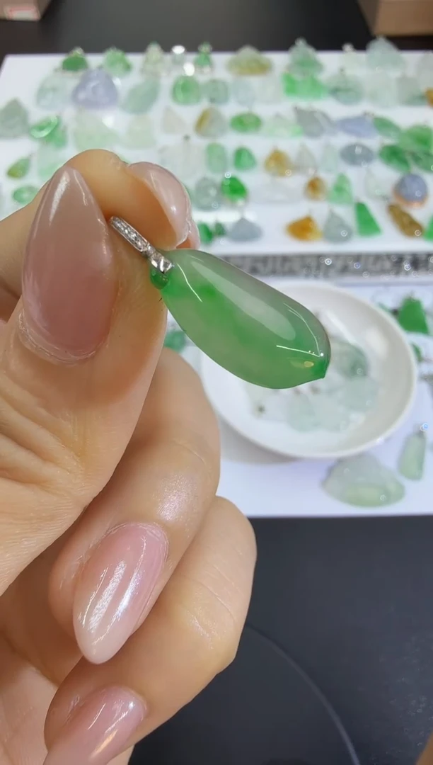 翡翠18K金镶嵌颈饰H0813-1501-320