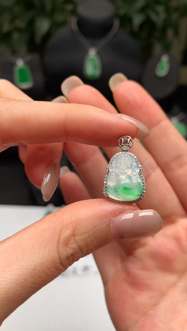 翡翠18K金镶嵌颈饰财神