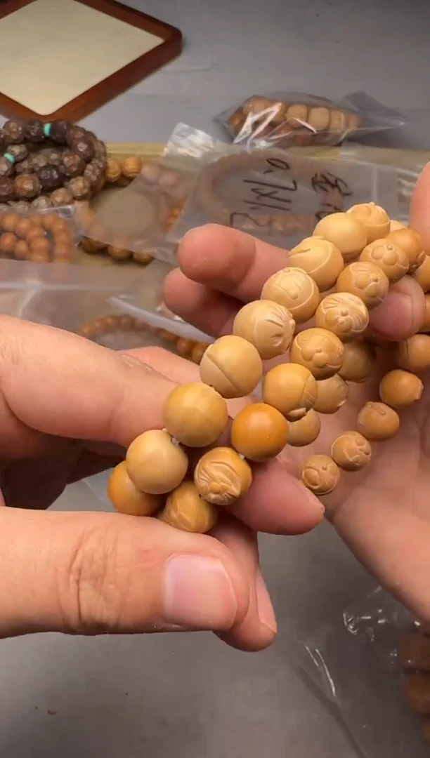 【闪购商品】核桃手串/手链猴头雕刻机器猫发其一