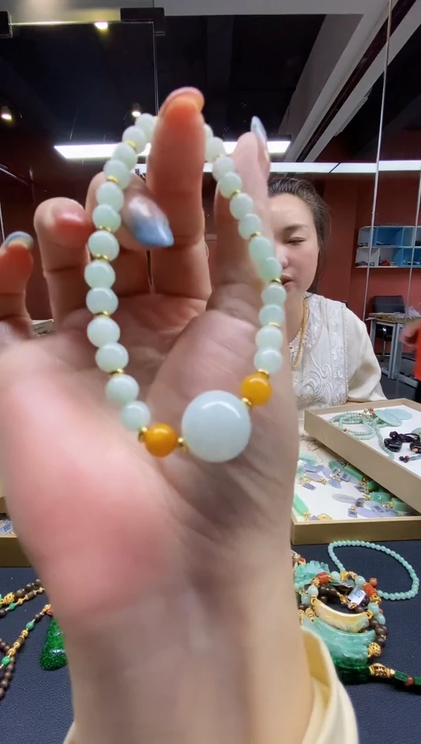 颈饰未镶嵌翡翠手串