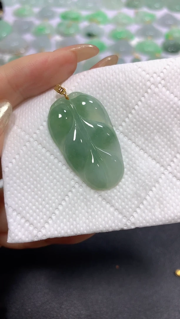颈饰18K金镶嵌翡翠A货